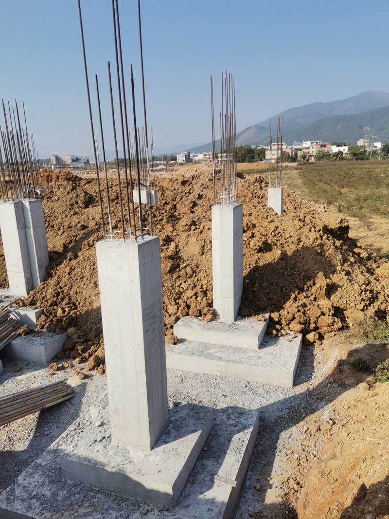 在建筑行业中，防水工程是保障建筑物安全和延长其使用寿命的关键环节。但很多人对于如何选择合适的防水材料并不了解。今天我们就来探讨一下市场上几种常见的防水材料，并分享一些实际案例。